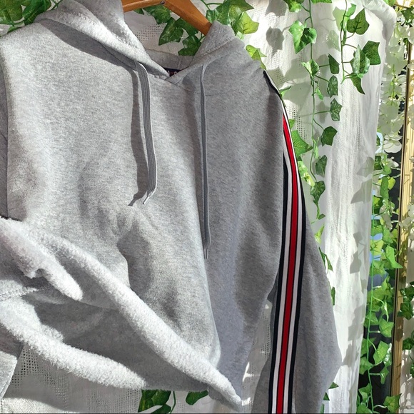 Grey cropped sweatshirt with striped arms. Rue 21 - Picture 2 of 3